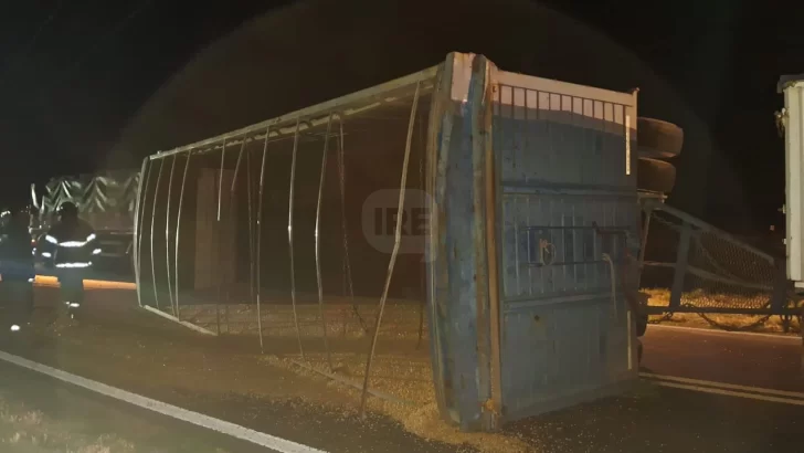 Un camión cargado con cereal volcó en ruta 10 y dejó el tránsito interrumpido en Gálvez
