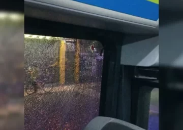 Nuevo ataque a colectivos de Rosario Bus: Apedrearon una unidad en Granadero Baigorria