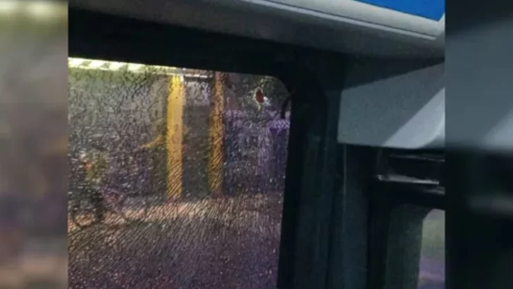 Nuevo ataque a colectivos de Rosario Bus: Apedrearon una unidad en Granadero Baigorria