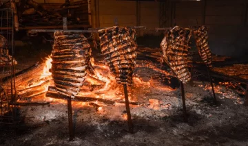 Preventa de costillar a la estaca: Monje celebra la tradición gaucha con sabor y destreza
