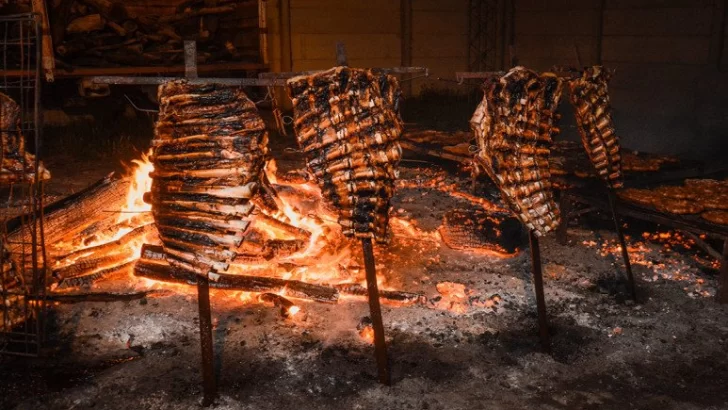 Preventa de costillar a la estaca: Monje celebra la tradición gaucha con sabor y destreza
