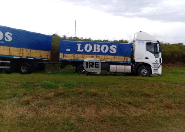 Camión despistó en autopista a la altura de Arocena en medio del temporal de lluvia