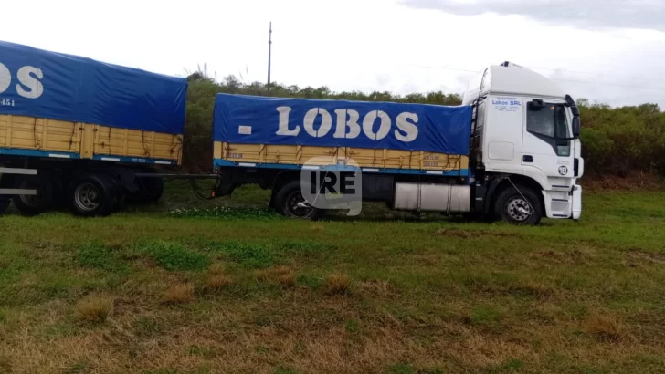 Camión despistó en autopista a la altura de Arocena en medio del temporal de lluvia