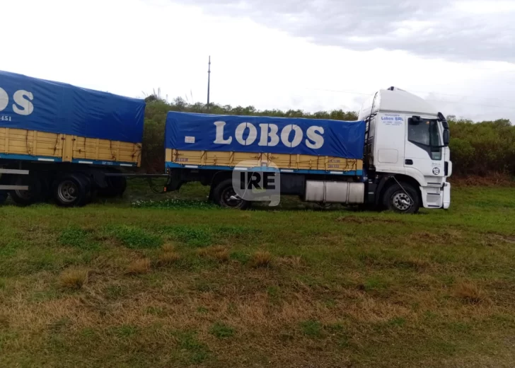 Camión despistó en autopista a la altura de Arocena en medio del temporal de lluvia
