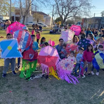 El cielo de Monje se llenó de colores en el festejo con barriletes por el Día del Niño