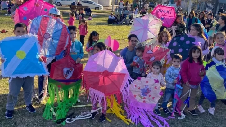 El cielo de Monje se llenó de colores en el festejo con barriletes por el Día del Niño