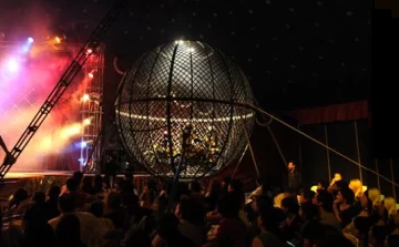 Susto en el Circo Mundial: Un acróbata se accidentó en el “Globo de la Muerte”