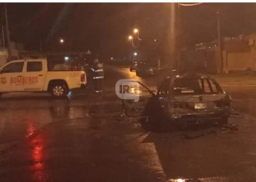 Ardió por completo un auto esta madrugada en Puerto San Martín