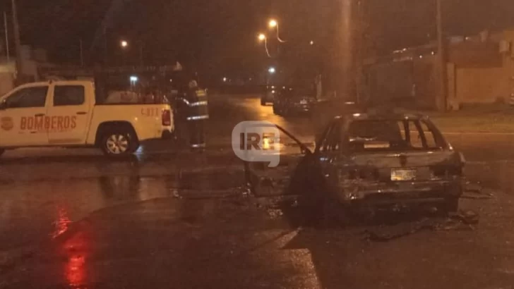 Ardió por completo un auto esta madrugada en Puerto San Martín