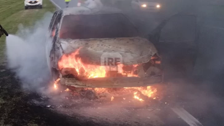 Un auto se incendió por completo en la ruta S18, cerca de Aldao