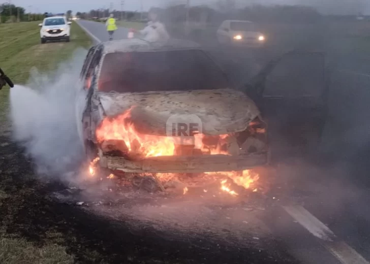 Un auto se incendió por completo en la ruta S18, cerca de Aldao