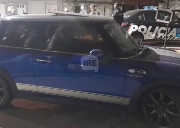 Recuperaron el mini cooper robado en Serodino: Tenía otra patente y disparaban al aire en Rosario