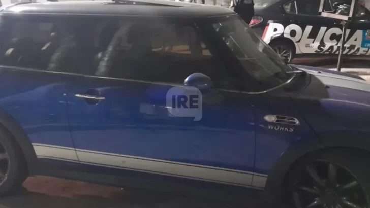 Recuperaron el mini cooper robado en Serodino: Tenía otra patente y disparaban al aire en Rosario