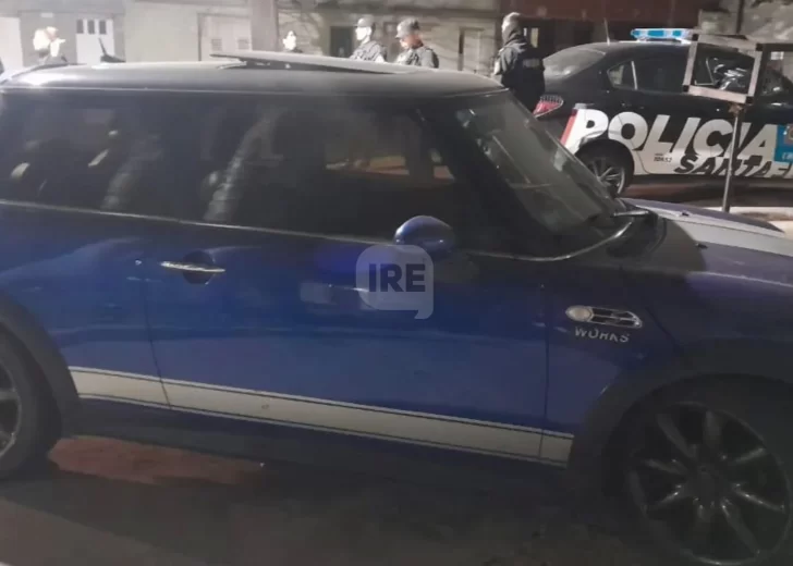 Recuperaron el mini cooper robado en Serodino: Tenía otra patente y disparaban al aire en Rosario