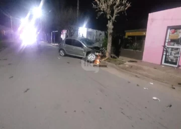 Accidente en Coronda: Un auto chocó a una Fiorino estacionada y terminó contra un árbol