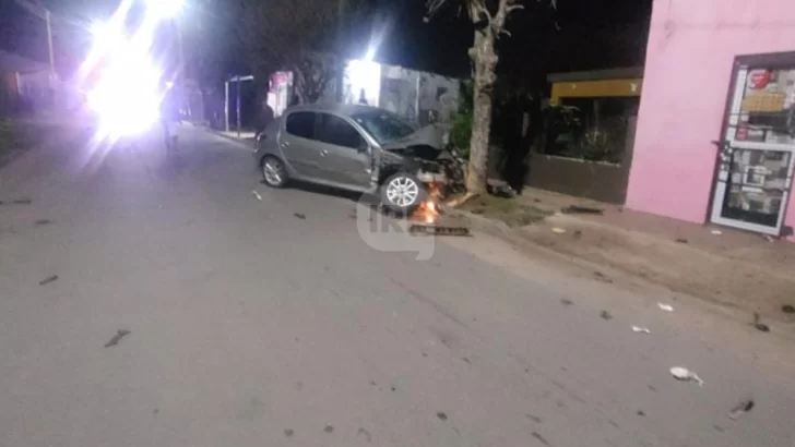 Accidente en Coronda: Un auto chocó a una Fiorino estacionada y terminó contra un árbol