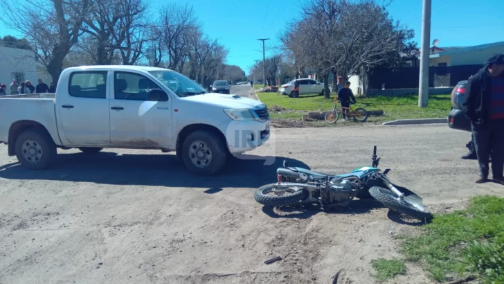 El choque entre una moto y una camioneta en Oliveros dejó una persona herida
