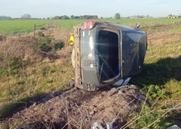 Una familia de Puerto despistó y volcó por un bache camino a Gaboto