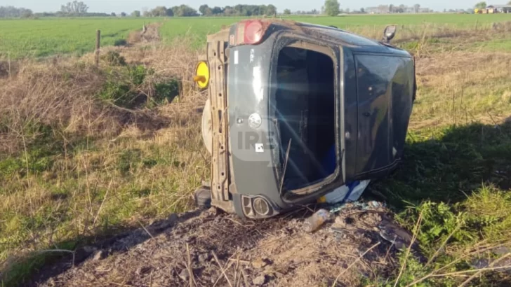 Una familia de Puerto despistó y volcó por un bache camino a Gaboto