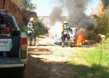 Un auto se prendió fuego mientras sus dueños pescaban en Puerto San Martín