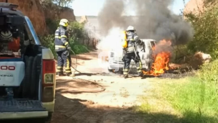 Un auto se prendió fuego mientras sus dueños pescaban en Puerto San Martín