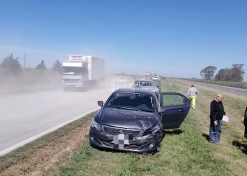 Siniestro vial en Barrancas: Un camión perdió bolsas de cemento en plena autopista