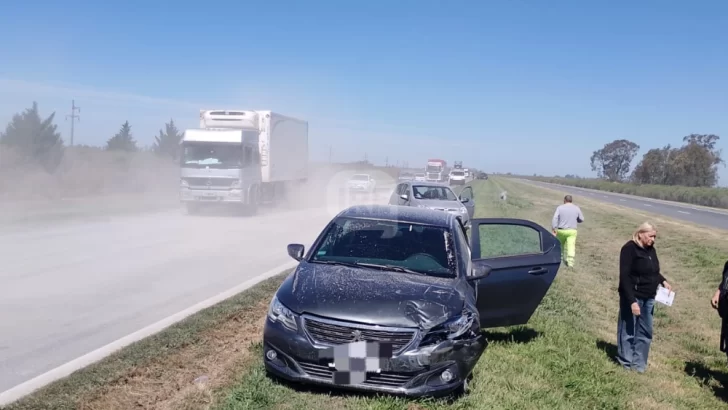 Siniestro vial en Barrancas: Un camión perdió bolsas de cemento en plena autopista