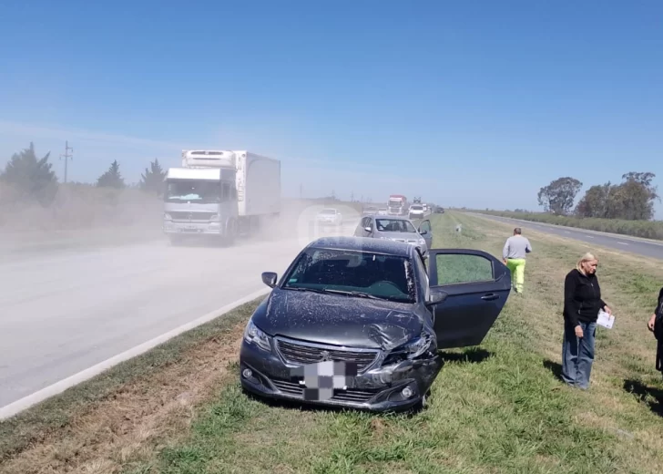 Siniestro vial en Barrancas: Un camión perdió bolsas de cemento en plena autopista