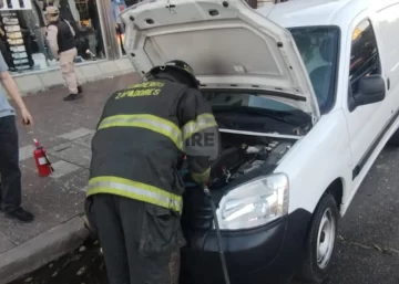 Un utilitario sufrió un principio de incendio en pleno centro de San Lorenzo