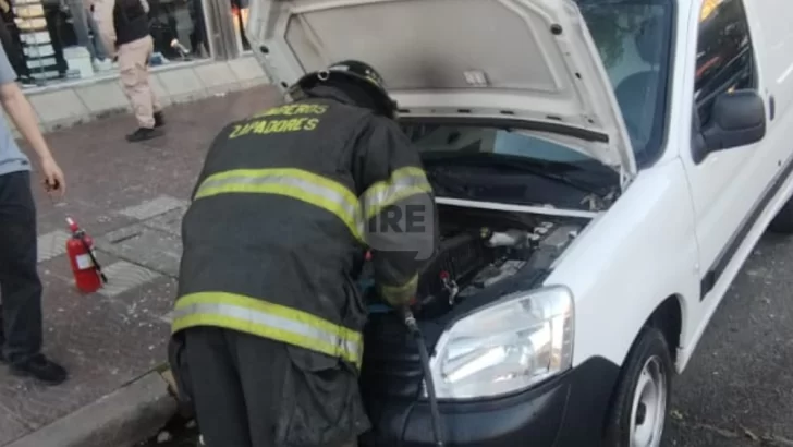 Un utilitario sufrió un principio de incendio en pleno centro de San Lorenzo