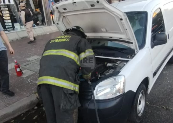 Un utilitario sufrió un principio de incendio en pleno centro de San Lorenzo