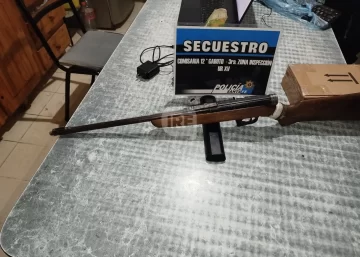 Puerto Gaboto: Dos hombres fueron detenidos con una carabina calibre 22 y cuchillas tipo carnicero