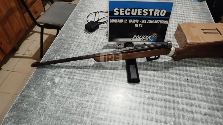 Puerto Gaboto: Dos hombres fueron detenidos con una carabina calibre 22 y cuchillas tipo carnicero