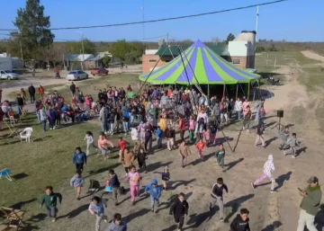 El payaso Galupa levanta su carpa en la comunidad Mocoví y entrega donaciones
