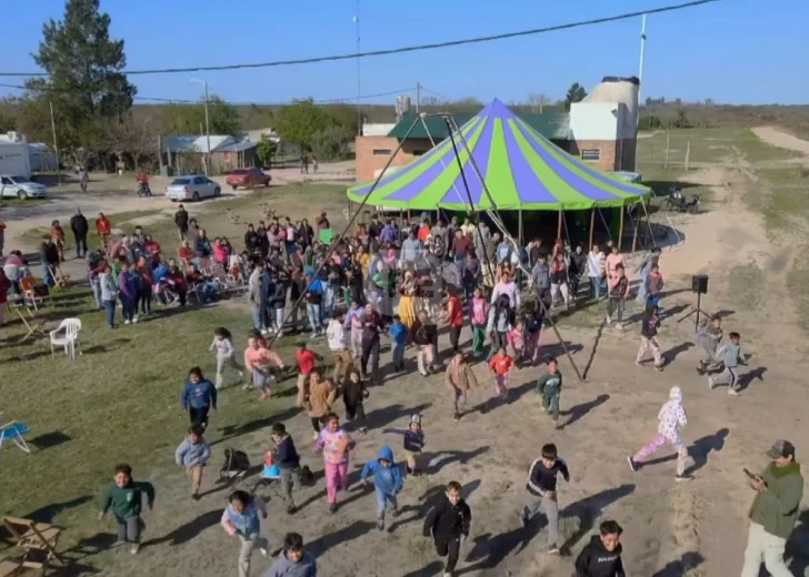 El payaso Galupa levanta su carpa en la comunidad Mocoví y entrega donaciones