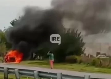 Bomberos controlaron el incendio de un auto en Coronda y evitaron una tragedia
