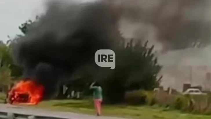 Bomberos controlaron el incendio de un auto en Coronda y evitaron una tragedia