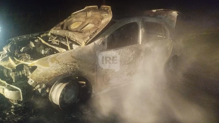 Se incendió un auto en la Ruta 10: Un matrimonio de Puerto San Martín logró salir a tiempo