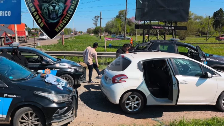 La policía recuperó un Peugeot 208 en Roldán con pedido de secuestro y aprehendió a dos ocupantes