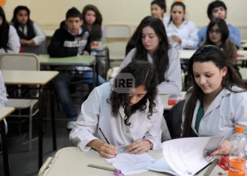 Solo 10 de cada 100 estudiantes santafesinos terminan la secundaria en tiempo y forma