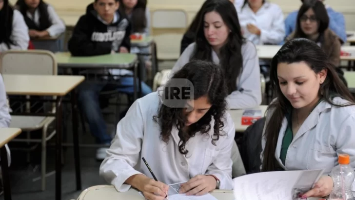 Solo 10 de cada 100 estudiantes santafesinos terminan la secundaria en tiempo y forma