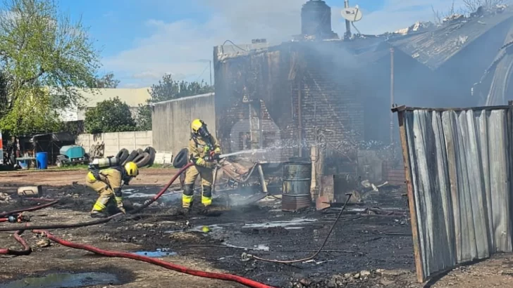 Un tanque de combustible generó un incendio de 150 metros en Totoras