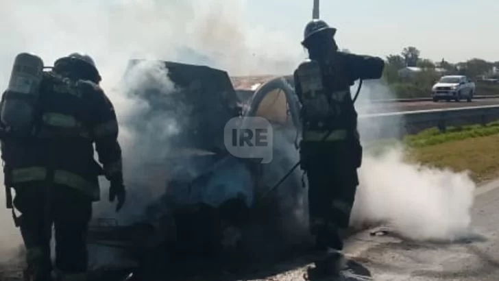 Se incendió un auto en plena Autopista Rosario–Santa Fe