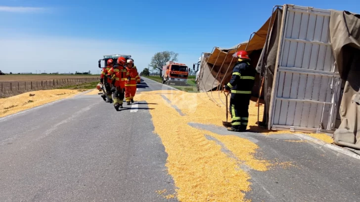 Un camión volcó en la Ruta 91 tras agarrar un pozo entre Serodino y Andino