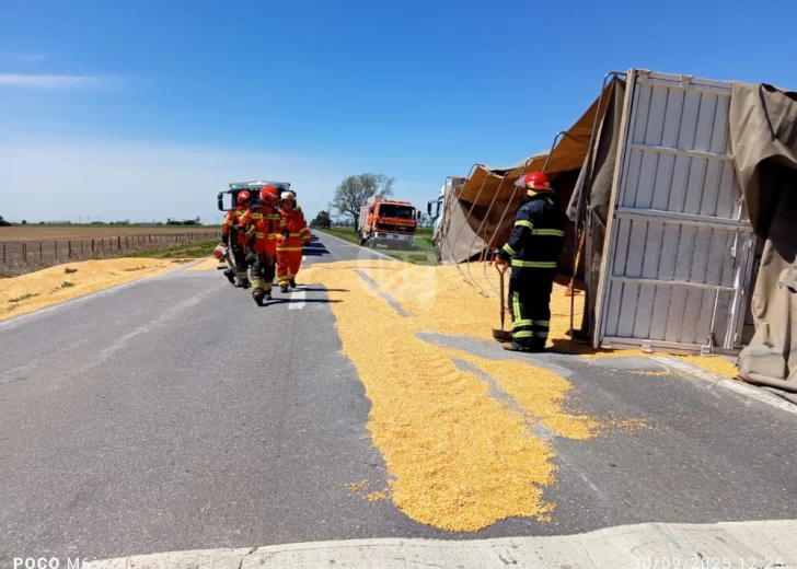 Un camión volcó en la Ruta 91 tras agarrar un pozo entre Serodino y Andino