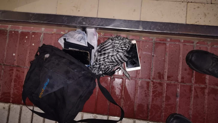 Dos hombres fueron atrapados en plena madrugada dentro de un comercio