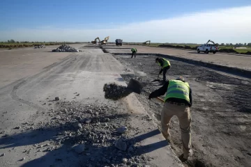 Rosario: Puccini recorrió los trabajos en la pista del aeropuerto y anunció nuevas conexiones aéreas