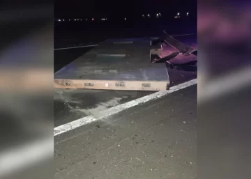 Susto en la autopista: Una plancha de hormigón cayó sobre la calzada