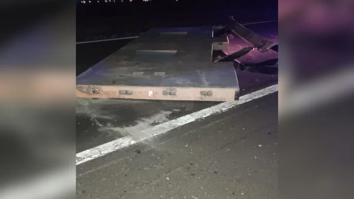Susto en la autopista: Una plancha de hormigón cayó sobre la calzada