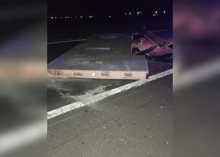 Susto en la autopista: Una plancha de hormigón cayó sobre la calzada